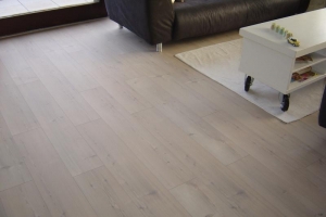 13 Laminat Kiefer gelaugt