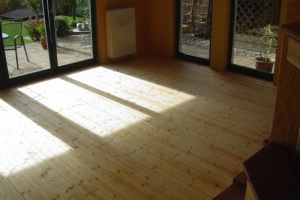22 Kiefer Dielen nach der Sanierung