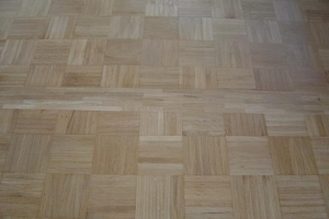 30 Massivparkett Eiche Mosaik nach der Sanierung